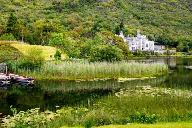 Connemara, County Galway, İrlanda, Avrupa su yansımaları ile Kylemore Abbey. Benedictine manastırı 1920 yılında Kylemore Kalesi'nin arazisinde kurulmuştur. Mainistir na Coille Moire.