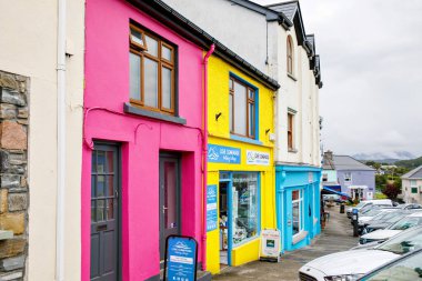 Clifden, Connemara, İrlanda 'nın muhteşem ve renkli caddeleri 16 Temmuz 2019. Renkli evler, kapılar, barlar, çiçekli pencereler