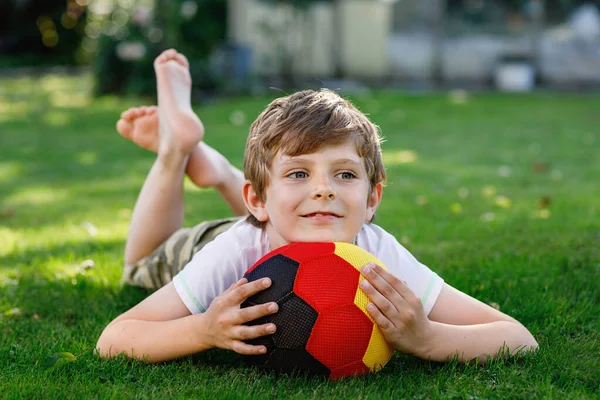 Rapaz Ativo Feliz Jogando Futebol Com Bola Nas Cores Bandeira — Fotografia de Stock