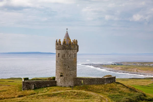 Zamek Doonagore Irland Piękny Stary Zamek Dzikim Atlantyku Krajobraz Irlandzki — Zdjęcie stockowe