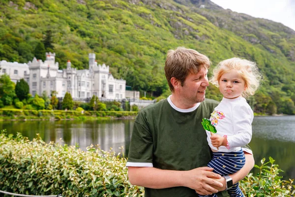 Pai Com Pequena Filha Com Kylemore Abbey Fundo Homem Menina — Fotografia de Stock