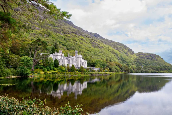Kylemore Abtei Mit Wasserspiegelungen Connemara County Galway Irland Europa Das — Stockfoto