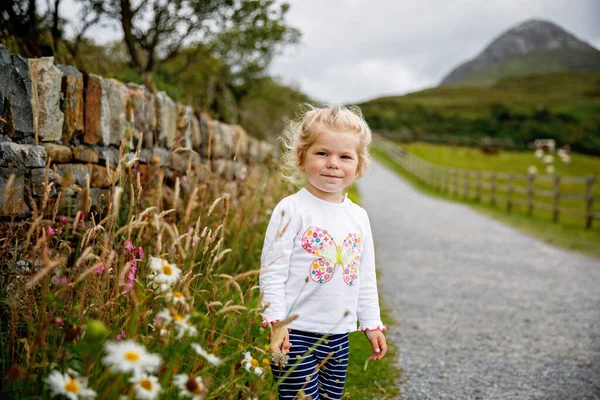 Söt Liten Glad Liten Flicka Som Springer Naturstig Connemara Nationalpark — Stockfoto