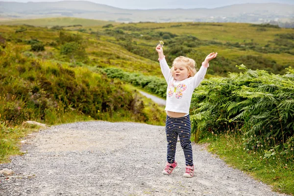Söt Liten Glad Liten Flicka Som Springer Naturstig Connemara Nationalpark — Stockfoto