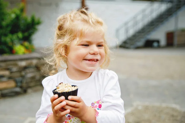Menina Bonito Criança Comendo Cupcake Aniversário Doce Café Livre Criança — Fotografia de Stock