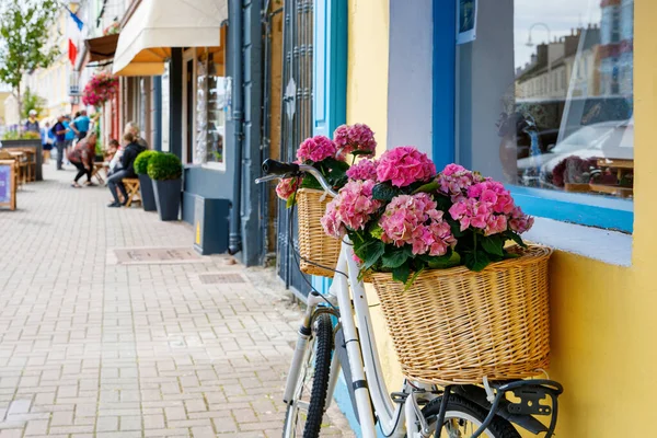 クリフデン コネマラ アイルランドの素晴らしいとカラフルな通り カラフルな家 花の窓 — ストック写真