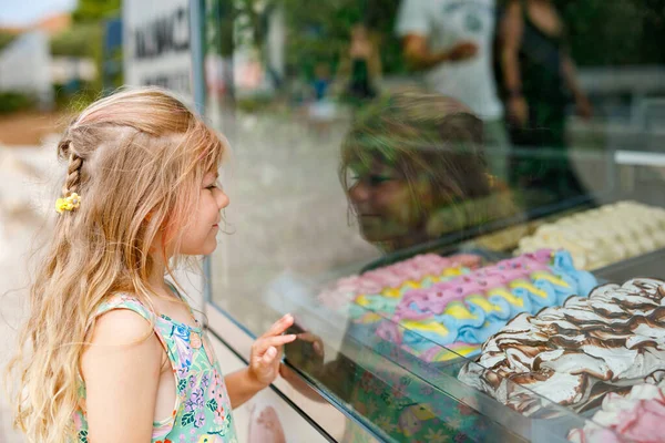 快乐的学龄前女孩在户外看台咖啡店挑选和购买冰淇淋 可爱的孩子看着不同种类的冰淇淋 家人度假时的甜夏季甜点 夏天的时间 — 图库照片