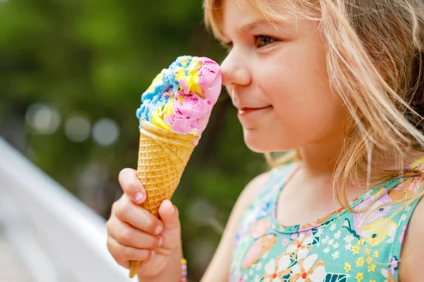 Glückliche Vorschulmädchen Essen Einem Sonnigen Sommertag Buntes Eis Waffelkegel Kleines — Stockfoto