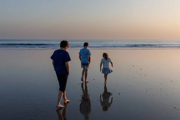 Drie Kinder Silhouetten Het Strand Bij Zonsondergang Gelukkig Gezin Twee — Stockfoto