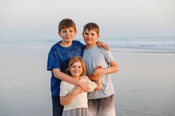Трое Детей Стоят Пляже Закате Счастливая Семья Двое Школьников Одна — стоковое фото