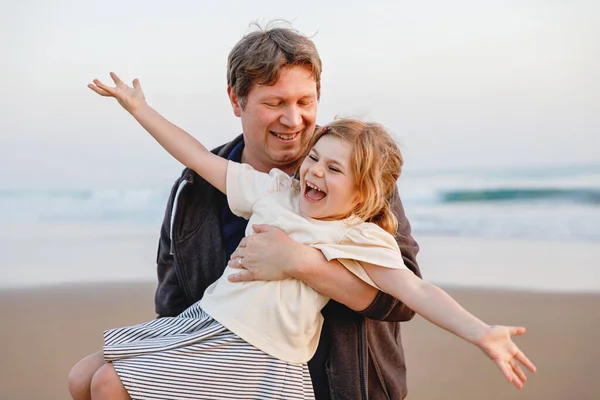 Sağlıklı Bir Baba Kız Gün Batımında Kumsalda Birlikte Oynuyorlar Mutlu — Stok fotoğraf