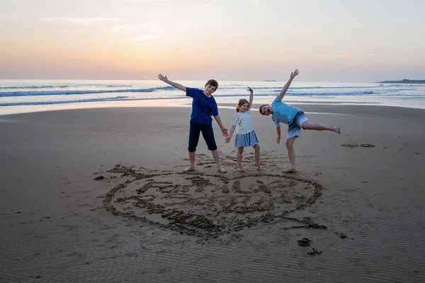 Drie Kinderen Spelen Het Strand Bij Zonsondergang Gelukkig Gezin Twee — Stockfoto
