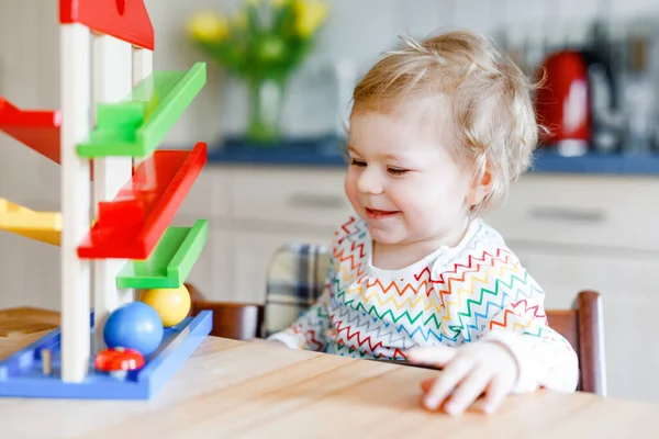 Kleine Mädchen Spielen Hause Oder Kinderzimmer Mit Lernspielzeug Fröhliches Gesundes — Stockfoto