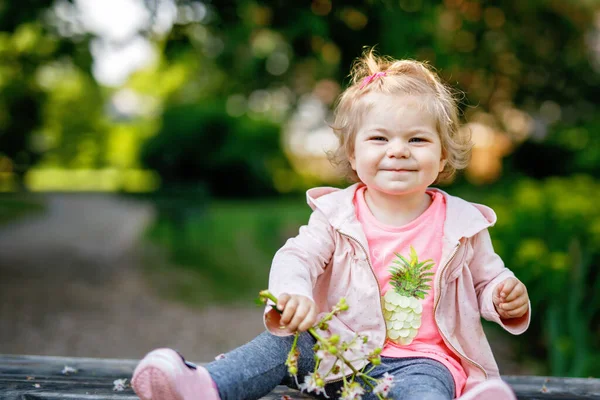 可爱可爱的小女孩玩着盛开的栗子花 小宝宝在阳光明媚的日子去散步 快乐健康的孩子在五颜六色的衣裳 — 图库照片