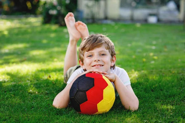 Счастливый Активный Мальчик Играет Футбол Мячом Цветах Немецкого Флага Здоровый — стоковое фото