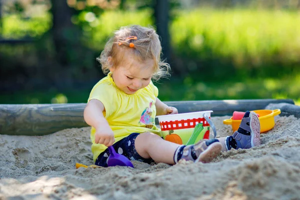Menina Criança Feliz Jogando Areia Parque Infantil Livre Bebê Divertindo — Fotografia de Stock
