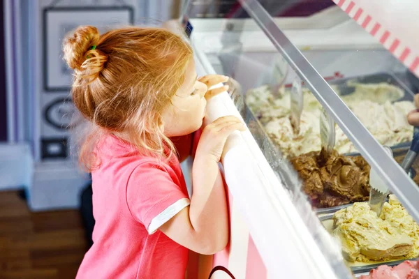 かわいい幼児の女の子が選択し カフェでアイスクリームを購入 アイスクリームの異なる種類を見て幸せな赤ちゃんの子供 甘い自家製デザート — ストック写真