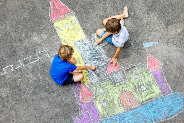 Dos Niños Pequeños Dibujando Castillo Caballero Con Tiza Colores Sobre — Foto de Stock