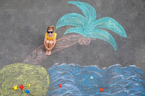 Happy Little Preschool Girl Swimsuit Sea Sand Palm Painted Colorful — Stok fotoğraf