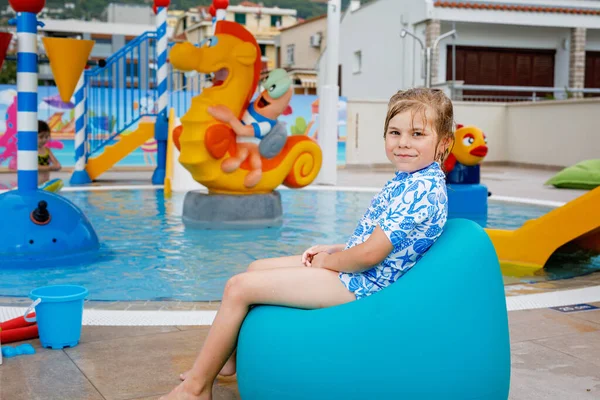 Niña Preescolar Sentada Junto Piscina Aire Libre Complejo Hotelero Niños — Foto de Stock