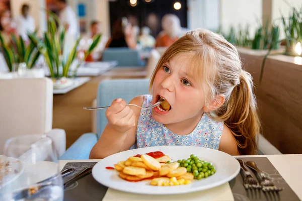 Очаровательная Маленькая Девочка Завтракает Курортном Ресторане Счастливый Ребенок Дошкольного Возраста — стоковое фото