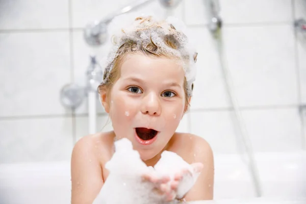Nettes Kind Mit Shampoo Schaum Und Blasen Auf Haarwaschbad Porträt — Stockfoto