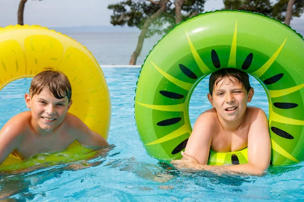 Çocuk Açık Havuzda Şişme Lastik Halkalarla Eğleniyor Yaz Tatili Yaz — Stok fotoğraf