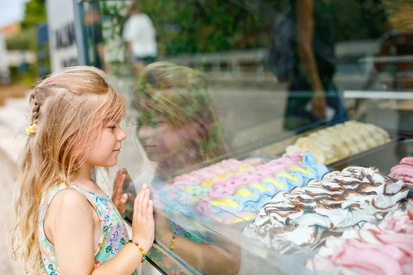 Happy Školka Dívka Výběru Nákup Zmrzliny Kavárně Venkovní Stánek Roztomilé — Stock fotografie