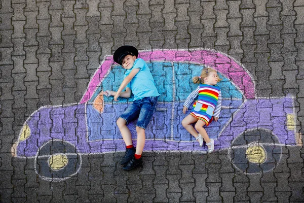 Duas Crianças Pequenas Garoto Menina Criança Divertindo Com Desenho Imagem — Fotografia de Stock