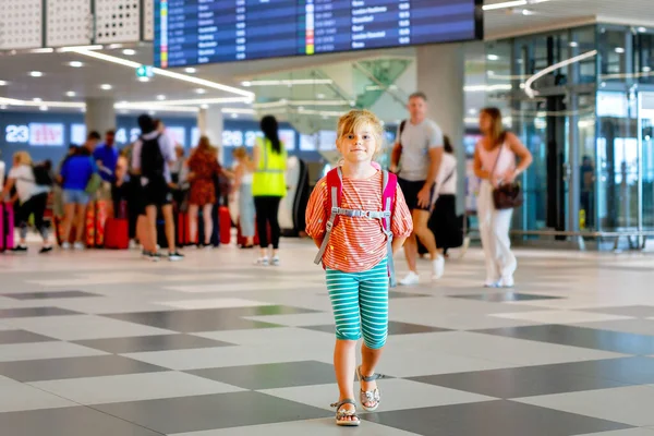 Ένα Κοριτσάκι Προσχολικής Ηλικίας Στο Αεροδρόμιο Ευτυχισμένο Παιδί Που Πάει — Φωτογραφία Αρχείου