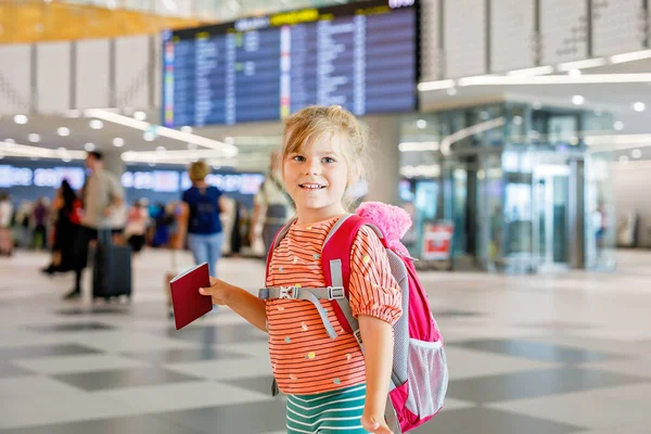 Una Bambina Dell Asilo Terminal Dell Aeroporto Bambino Felice Che — Foto Stock