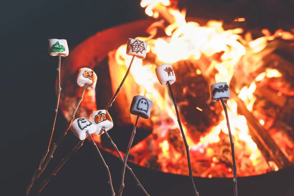 Marshmellows Mit Halloween Bildern Über Dem Feuer Lustige Freizeit Traditionellen — Stockfoto