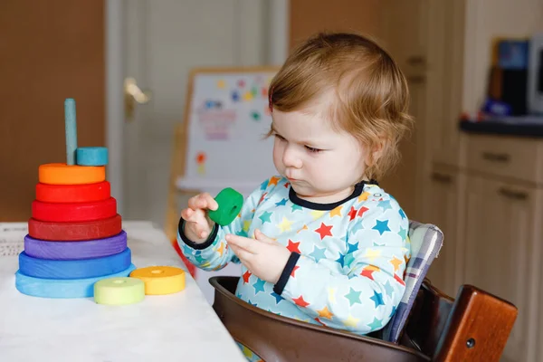 Aranyos Gyönyörű Kislány Játszik Oktatási Játékok Otthon Vagy Óvoda Beltérben — Stock Fotó