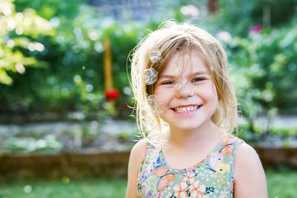 Szczęśliwa Mała Blondynka Przedszkola Bawiąca Się Dmuchawą Mydła Słodkie Dziecko — Zdjęcie stockowe