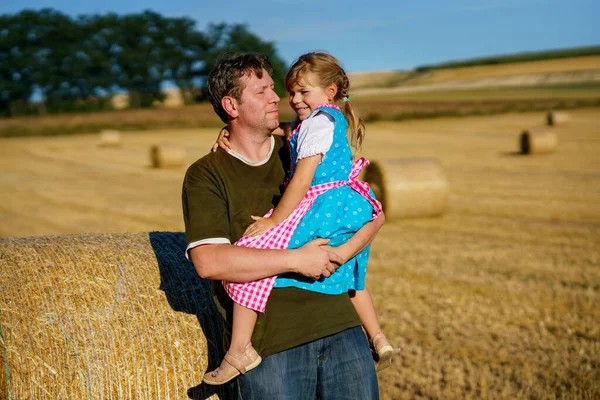 Маленькая Девочка Традиционном Баварском Костюме Отец Пшеничном Поле Счастливые Ребенок — стоковое фото