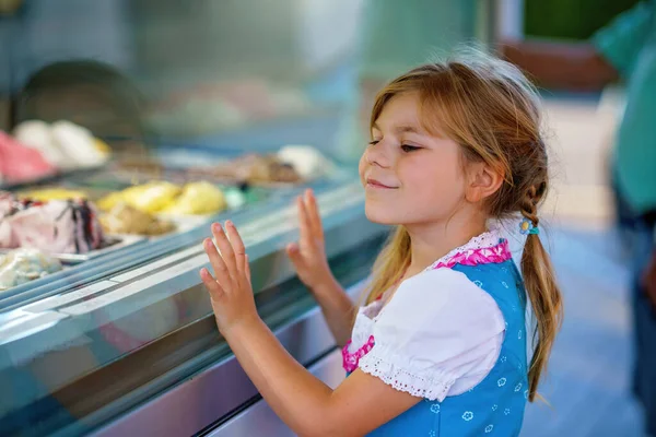 Cute Little Preschool Girl Choosing Buying Ice Cream Outdoor Stand — 图库照片