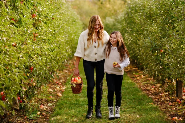 Happy School Girl Beautiful Mother Red Apples Organic Orchard Happy — Stock Photo, Image