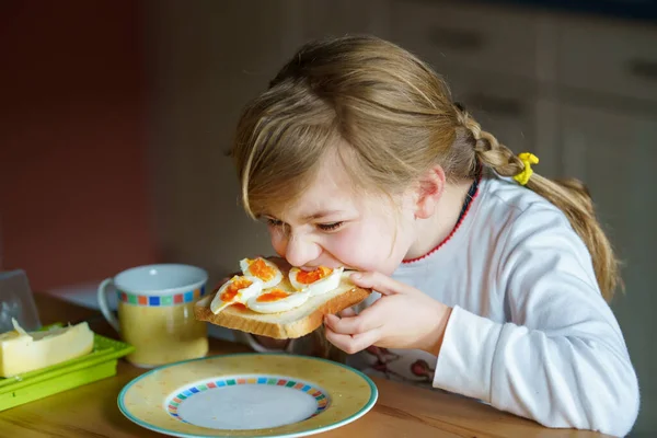 Klein Lachend Meisje Heeft Thuis Een Ontbijt Een Kleuter Die — Stockfoto