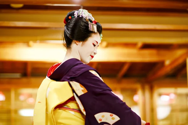 Kyoto Japan 2015 Maiko Apprenapprenapprenshowing Japanese Traditional Dance 마이코는 게이샤 — 스톡 사진