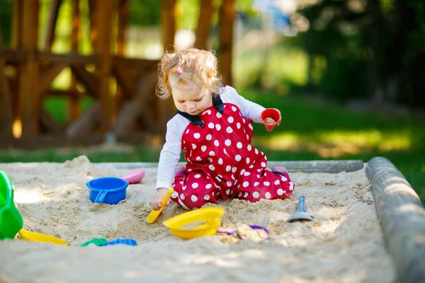 놀이터에서 속에서 귀여운 바지를 아기가 여름날을 즐기고 장난감을 가진아이 야외에서 — 스톡 사진