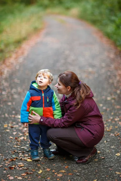 Kleine Jongen Met Zijn Jonge Moeder Herfst Actieve Familietijd Natuur — Stockfoto
