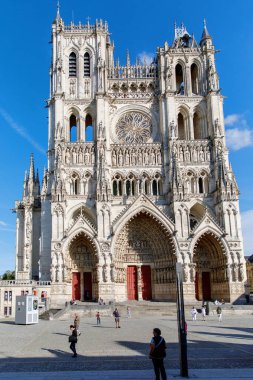 Amiens, Fransa - 20 Ağustos 2022: Kimliği belirsiz insanlarla Amiens Katedrali. Katedral Amiens Piskoposu 'nun merkezidir ve UNESCO Dünya Mirasları Listesi' nde yer almaktadır..