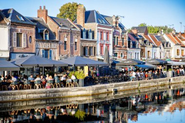 AMIENS, FRANCE - 20 Ağustos 2022: Günbatımına kadar Fransa 'nın Amiens kentindeki restoranlar.