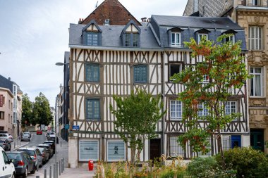 ROUEN, FRANCE - 21 Ağustos 2022: Rouen şehri. Kuzey Fransa 'da Seine Nehri üzerinde Rouen - Yukarı Normandiya bölgesinin başkenti ve tarihi başkent Normandiya