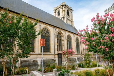 Rouen 'in şehir manzarası. Kuzey Fransa 'da Seine Nehri üzerinde Rouen - Yukarı Normandiya bölgesinin başkenti ve tarihi başkent Normandiya