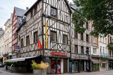 ROUEN, FRANCE - 21 Ağustos 2022: Rouen şehri. Kuzey Fransa 'da Seine Nehri üzerinde Rouen - Yukarı Normandiya bölgesinin başkenti ve tarihi başkent Normandiya