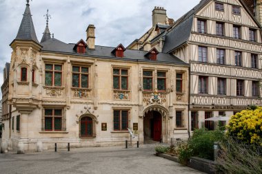 ROUEN, FRANCE - 21 Ağustos 2022: Rouen şehri. Kuzey Fransa 'da Seine Nehri üzerinde Rouen - Yukarı Normandiya bölgesinin başkenti ve tarihi başkent Normandiya