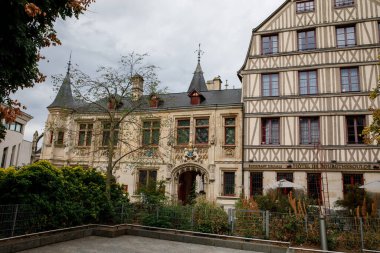 ROUEN, FRANCE - 21 Ağustos 2022: Rouen şehri. Kuzey Fransa 'da Seine Nehri üzerinde Rouen - Yukarı Normandiya bölgesinin başkenti ve tarihi başkent Normandiya