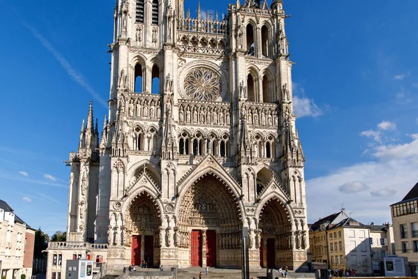 法国亚眠 2022年8月20日 亚眠主教座堂 Amiens Cathedral Unknown People 是亚眠主教座堂的所在地 被联合国教科文组织列为世界遗产 — 图库照片
