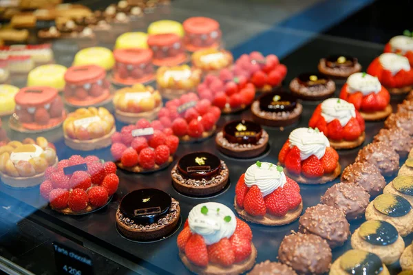 Kávézó Vagy Pékség Kirakatában Kijelzett Francia Sütemények — Stock Fotó